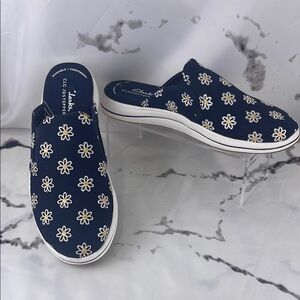 Clarks Breeze Shore Canvas Mules Cloudsteppers Blue and White Daisy Design